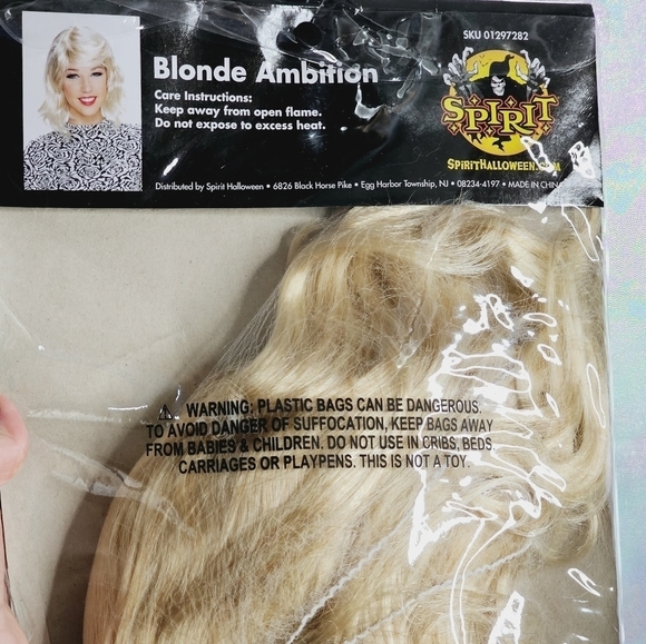 Taylor Swift Blonde Synthetic Wig - Picture 8 of 8